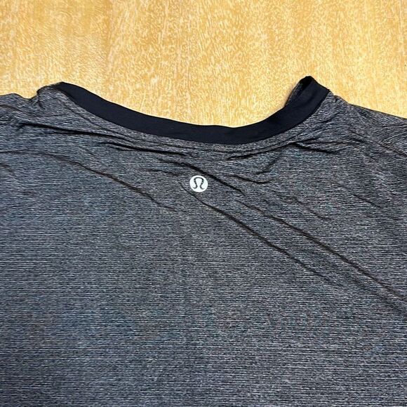 Lululemon performance tee - Picture 4 of 5